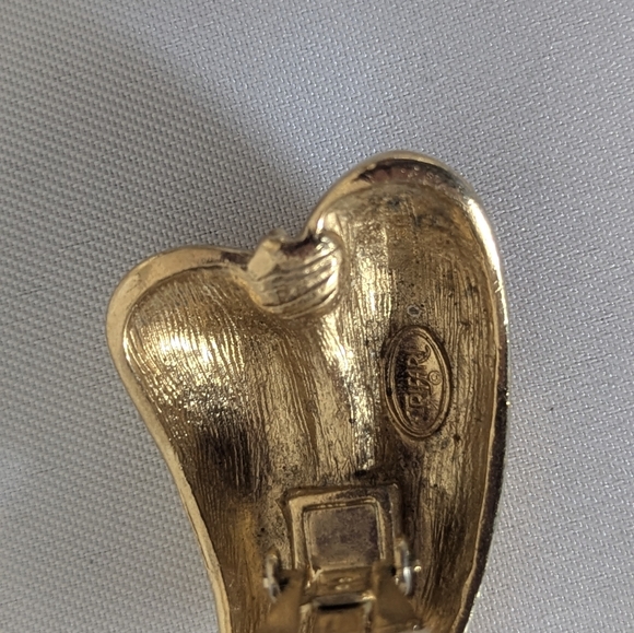 Vintage Beautiful Trifari clip on gold toned earrings | large and chunky - Picture 5 of 6